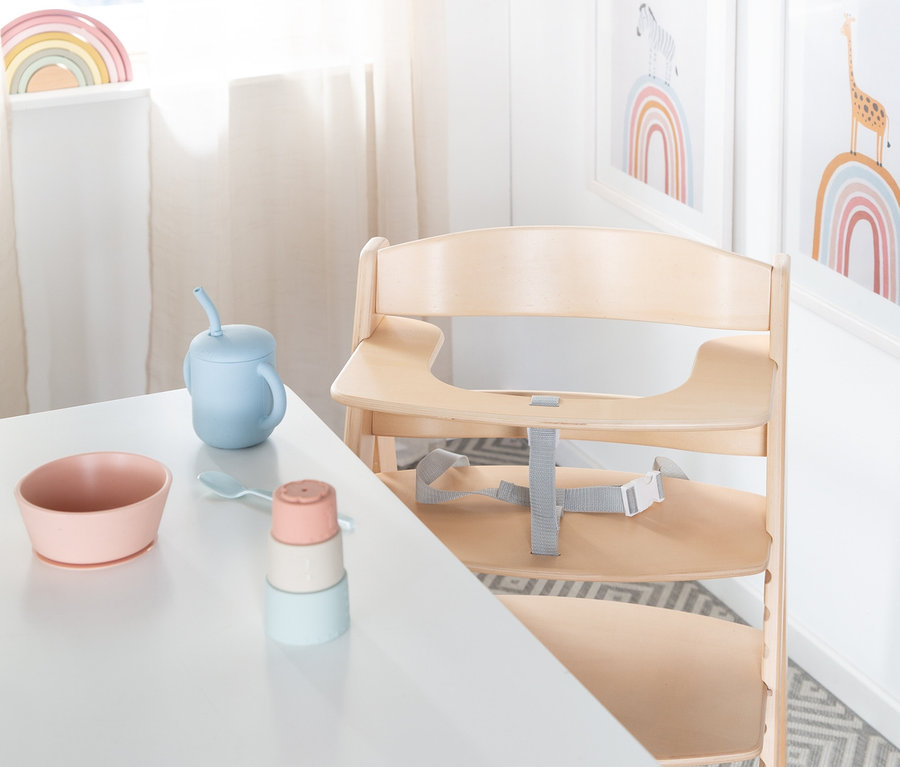 Ein roba Treppenhochstuhl »Sit Up Flex«, natur steht an einem Tisch mit einer Schüssel, einem Becher und einem Spielzeug.