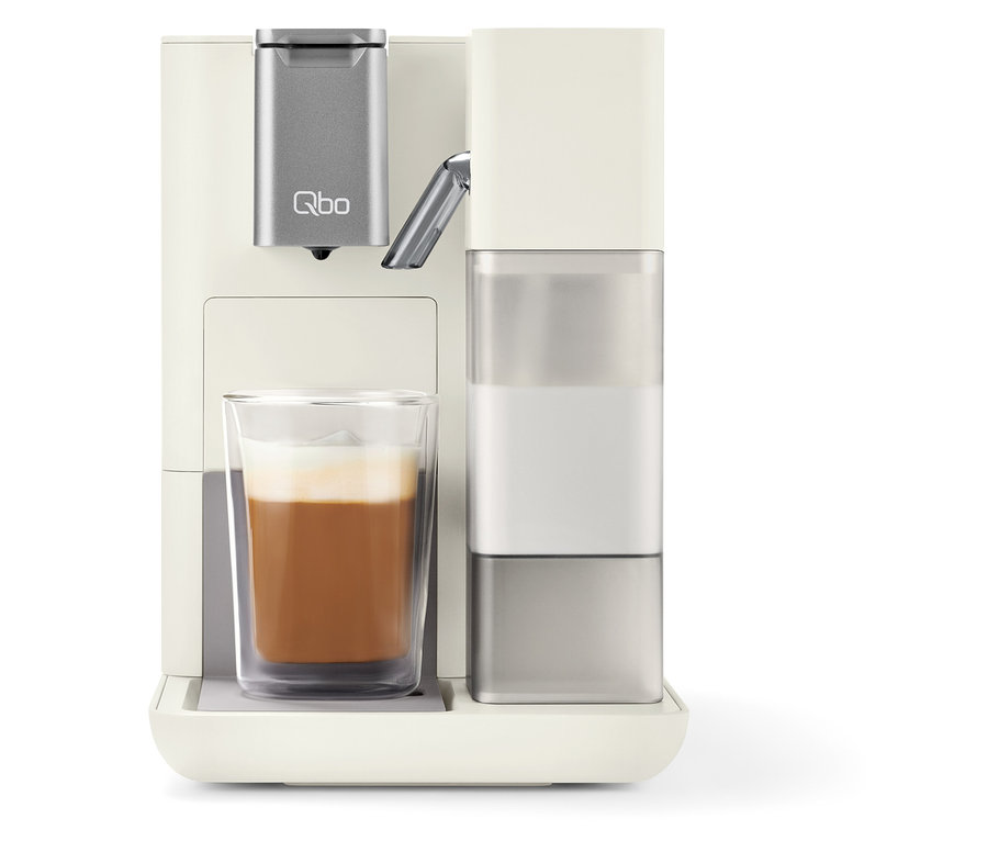 Weiße Qbo MILK MASTER White Cashmere Kaffeemaschine mit Kaffee im Glas.