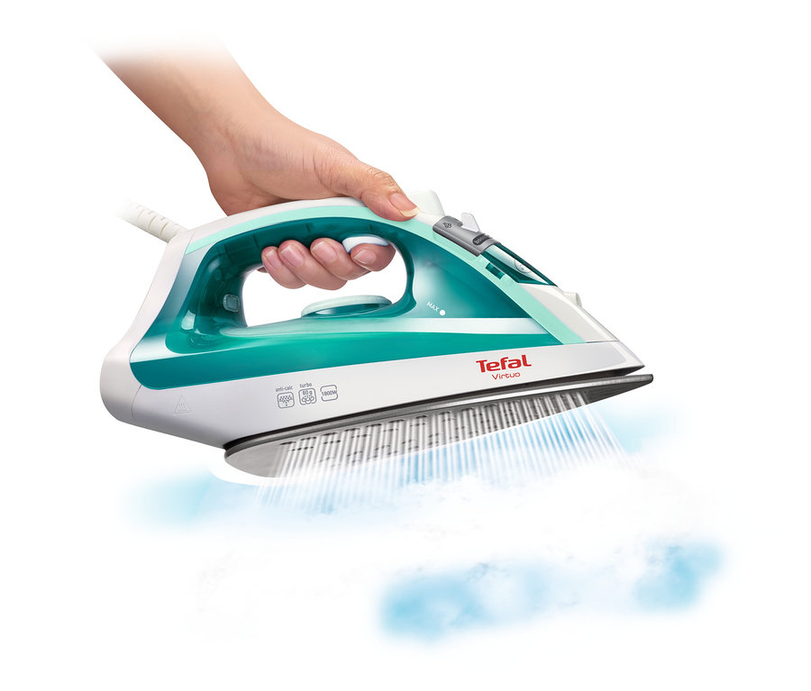 Eine Hand hält ein Tefal-Dampfbügeleisen »Virtuo«, aus dem Dampf austritt.