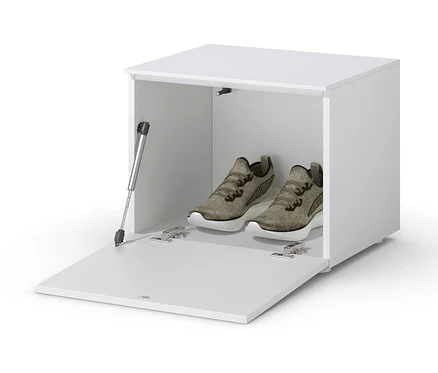 In einer offenen, weißen Sitzbank, ca. 50 cm, steht ein Paar braune Schuhe.
