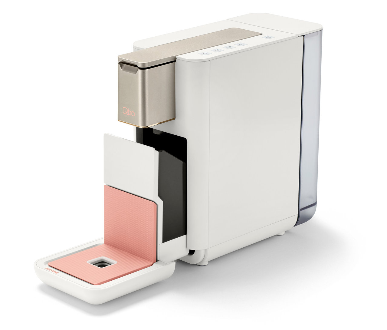 Weiße Qbo ICONIC x Pantone Special Edition Muted Clay Kaffeemaschine mit geöffnetem Tassenhalter.