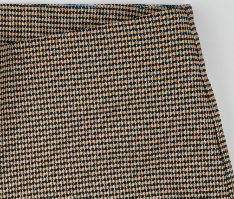 Detailaufnahme einer Stretchhose mit Hahnentritt-Jacquard.