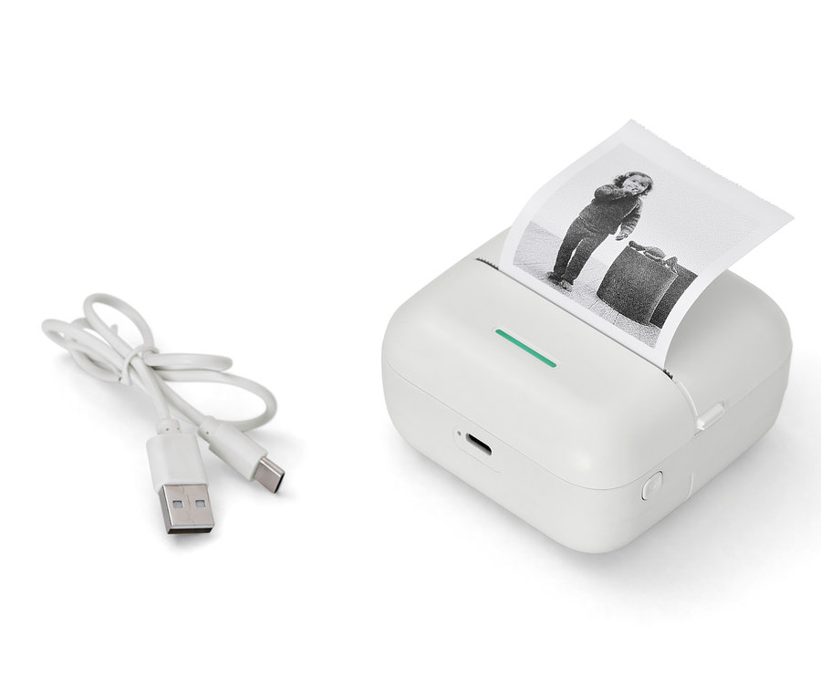 Ein weißer Mini-Thermodrucker mit einem gedruckten Schwarzweißfoto und einem USB-Kabel.