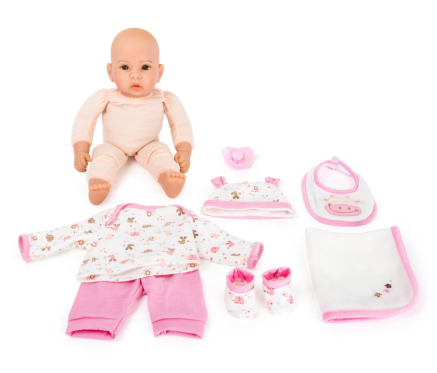 Die small foot Puppe »Hanna« sitzt neben Puppenkleidung, inklusive Lätzchen, Mütze, Schühchen und Schnuller.