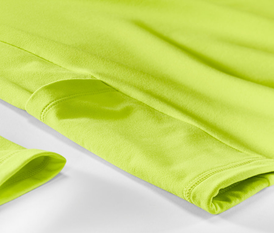 Detailaufnahme eines neonlime Thermo-Funktionsshirts.