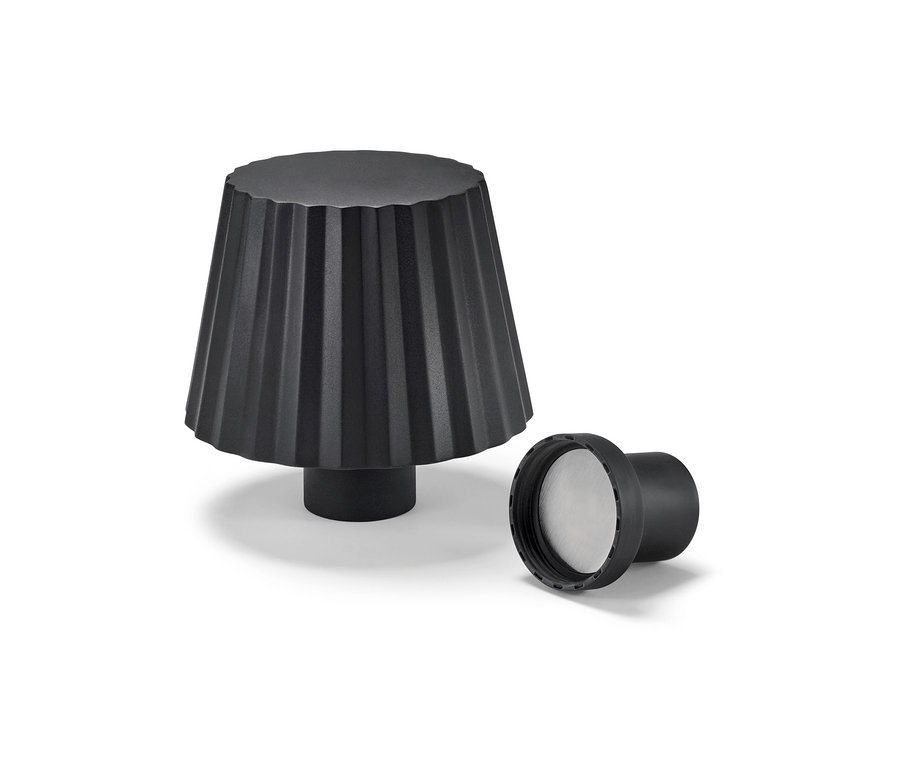 Eine schwarze LED-Flaschenleuchte und ihr Verschluss liegen nebeneinander auf einem weißen Hintergrund.
