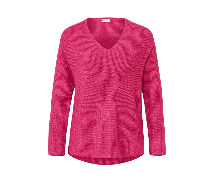 Himbeerfarbener Grobstrickpullover mit V-Ausschnitt.
