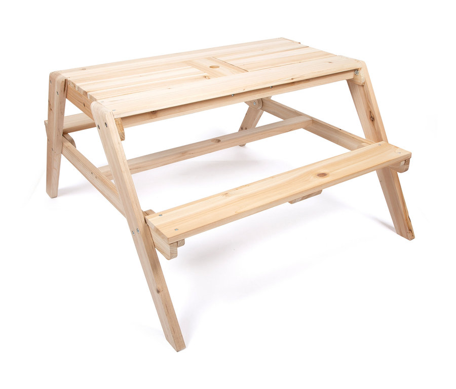 Eine Kindersitzgruppe, der small foot Matschtisch, steht auf einem weißen Hintergrund.