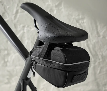 Eine Fahrrad-Satteltasche ist unter dem Sattel eines Fahrrads befestigt.