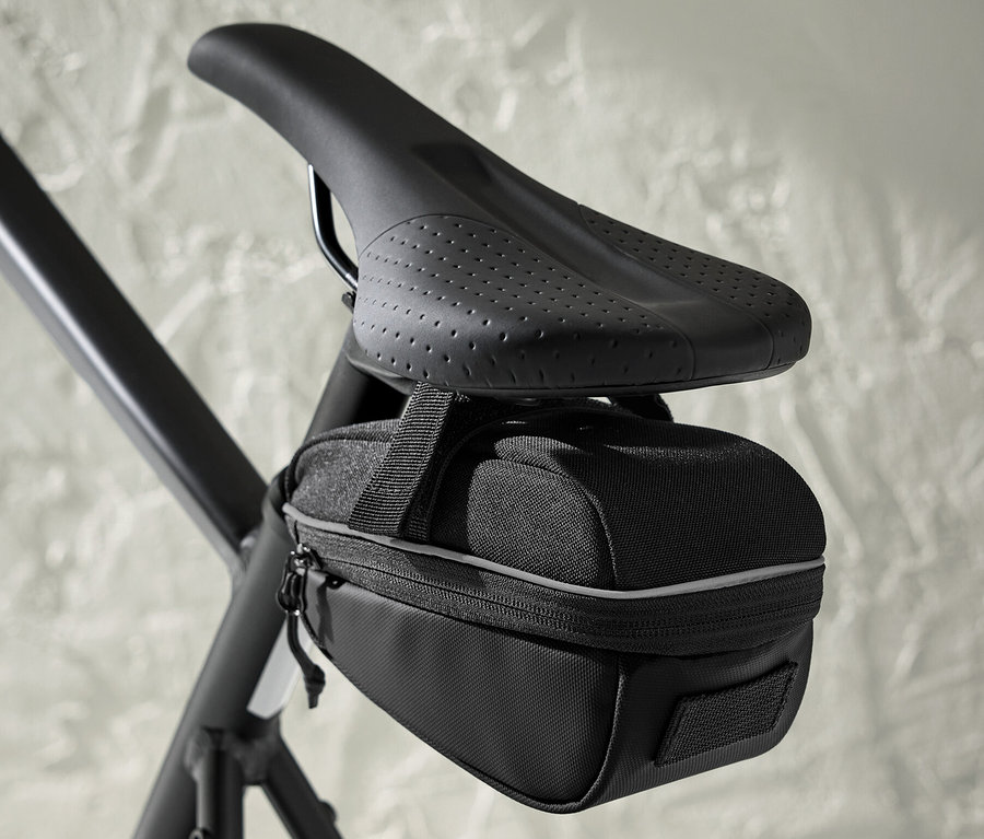 Eine Fahrrad-Satteltasche ist unter dem Sattel eines Fahrrads befestigt.