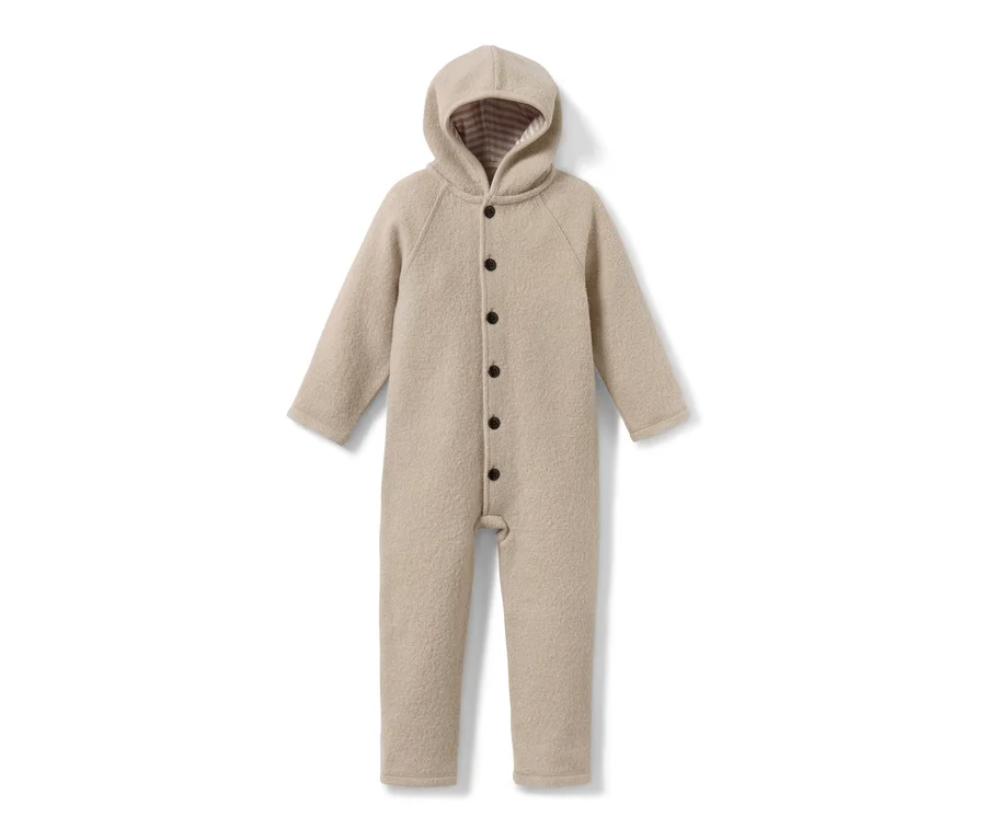 Beiger Baby-Merino-Walkoverall mit Kapuze und Knopfleiste.