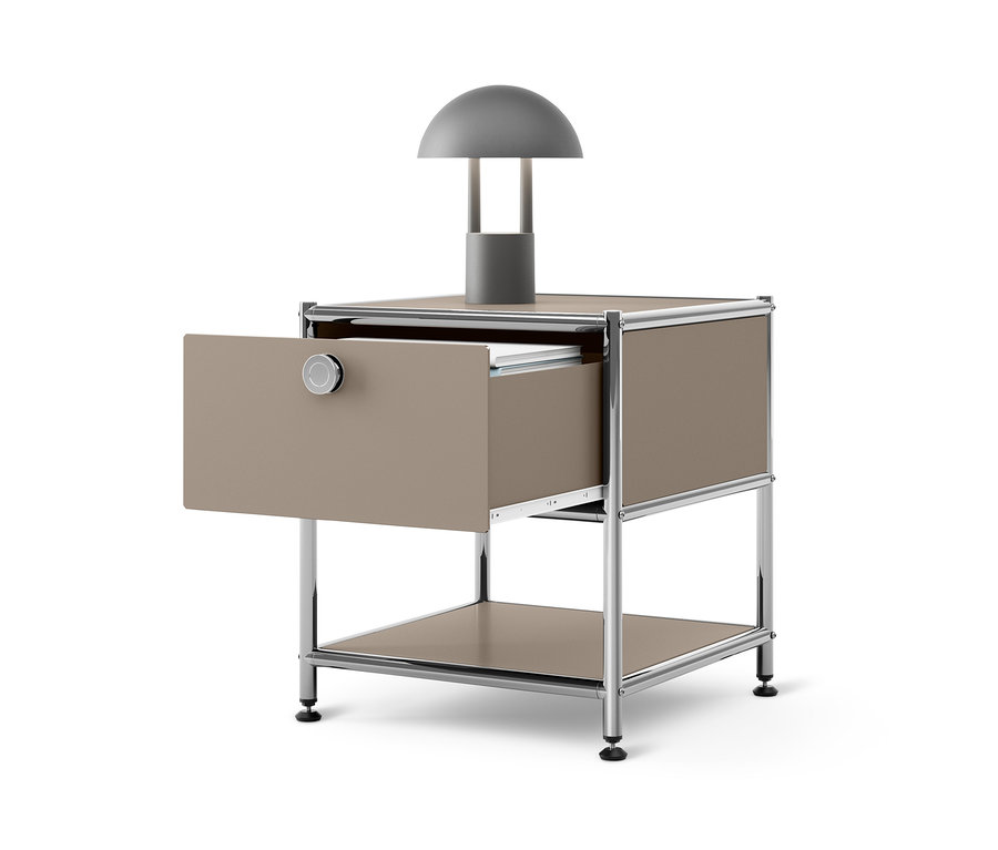 Beigefarbener Metall Beistelltisch »CN3« mit Schublade, die Schublade ist geöffnet, oben drauf steht eine graue Lampe.