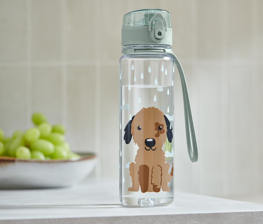 Eine durchsichtige Trinkflasche mit einem Hundeaufdruck steht auf einer weißen Oberfläche.