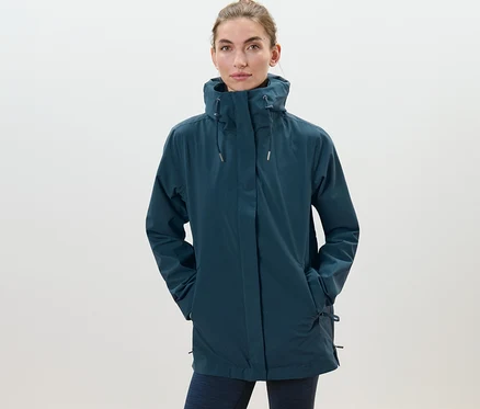Frau trägt eine 3-in-1-Regenjacke.