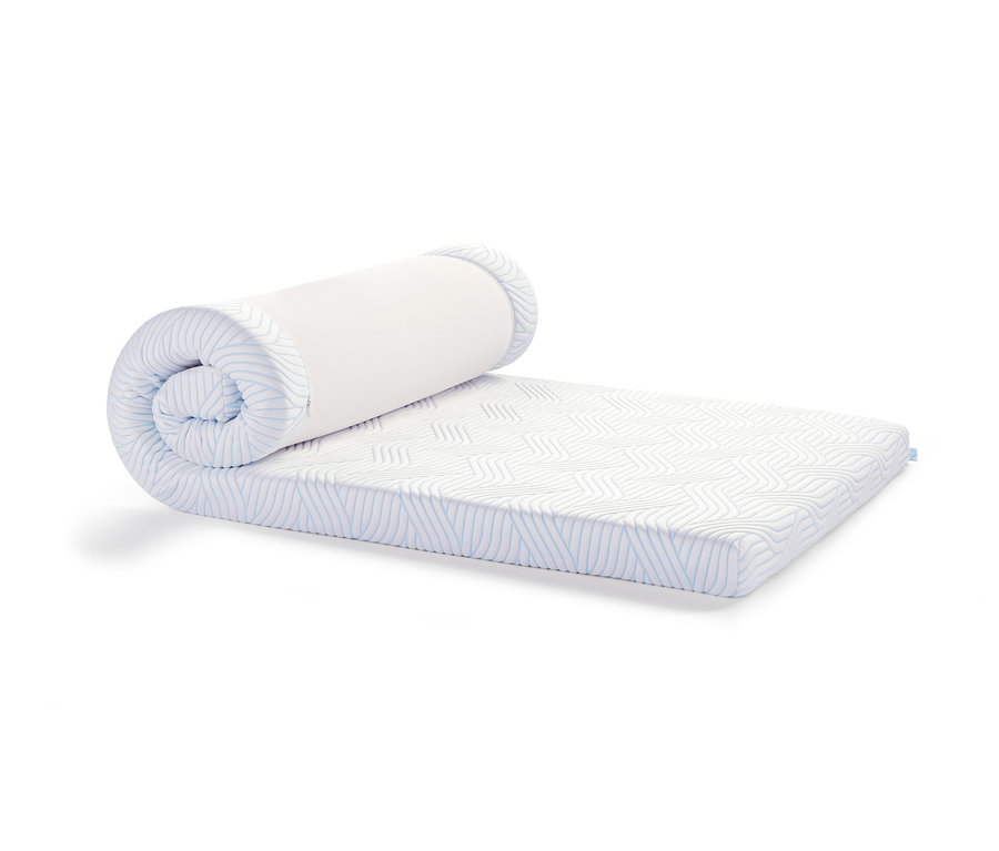 Ein teilweise aufgerollter TEMPUR Pro® Plus SmartCool™ Topper auf einem weißen Hintergrund.