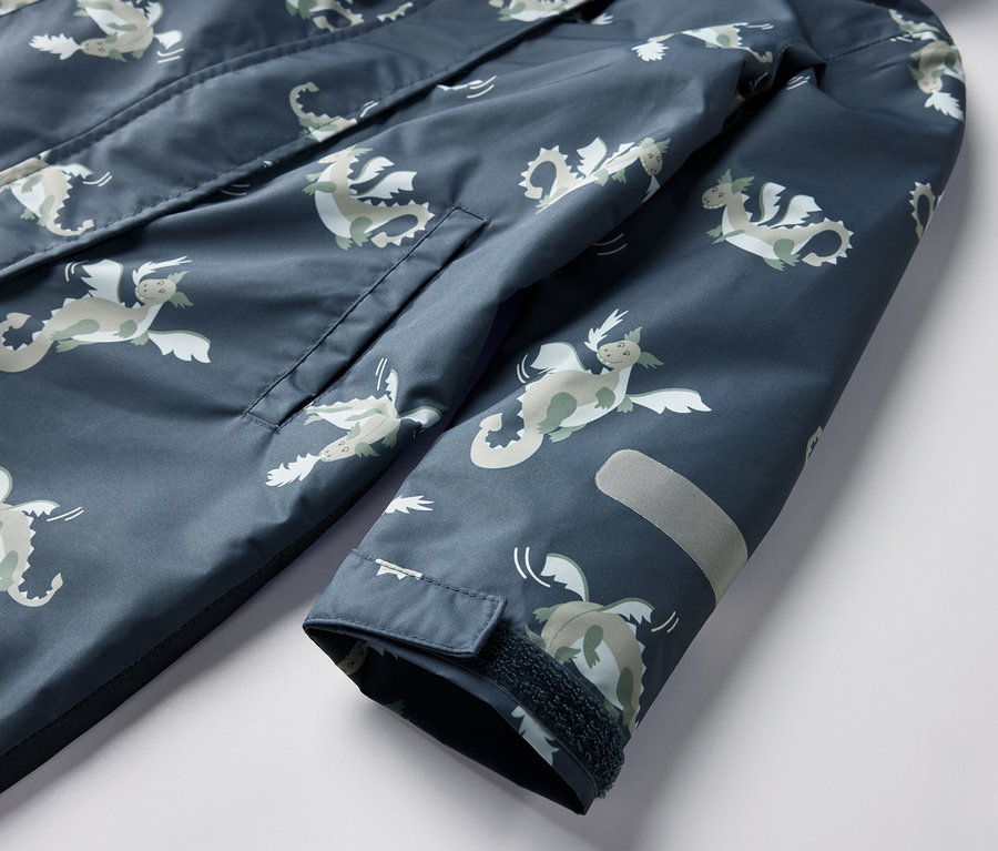 Detailansicht eines Kinder-Regen-Einteilers mit Ritter-Motiv, Tasche und Reflektor.