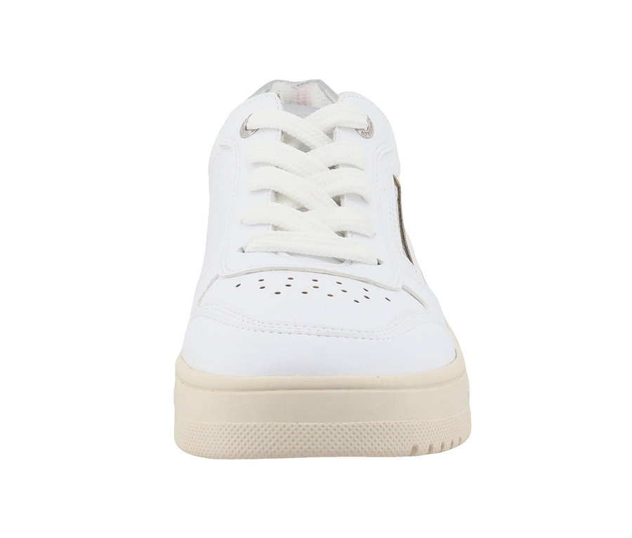 Detailansicht eines weißen Tom Tailor Sneakers aus PU mit weißen Schnürsenkeln.