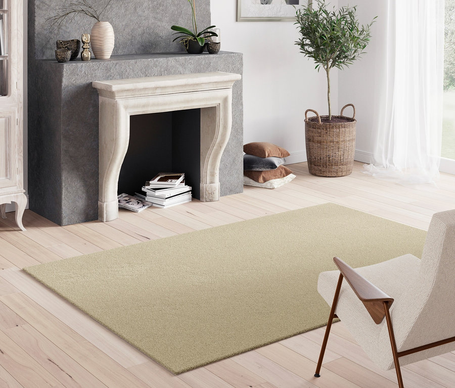 Beiger Teppich »Mellow« liegt im Wohnzimmer.