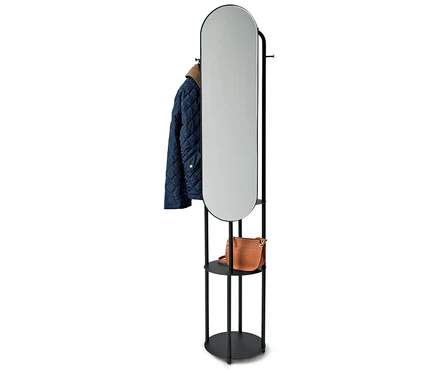 Schwarzer Ständer mit ovalem Spiegel, eine blaue Jacke und eine braune Handtasche.