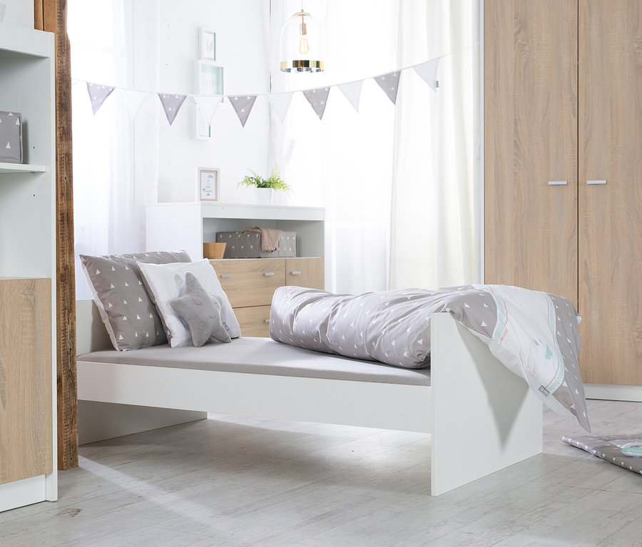 Kinderzimmer mit weißem roba »Gabriella« Kombi-Kinderbett, 70 x 140 cm, grauen Kissen und grauer Bettwäsche.