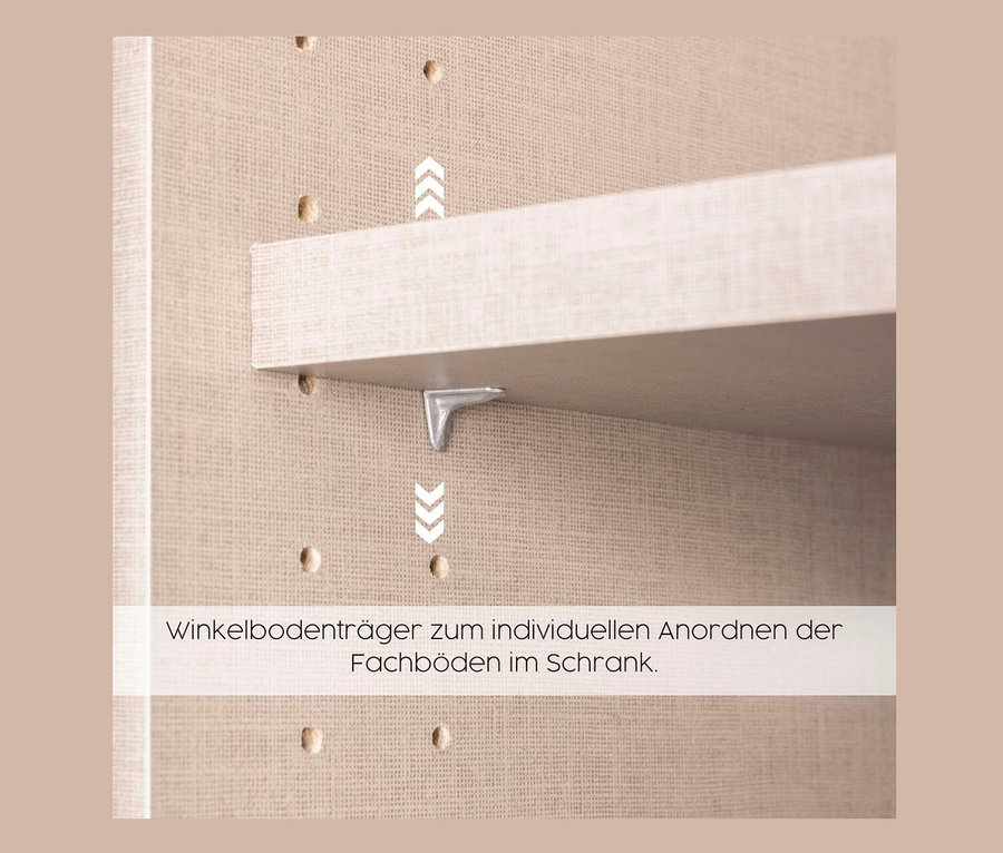 Detailaufnahme vom Inneren des beigen rauch Kleiderschranks »Frieda« mit 4 Türen und 4 Schubladen, Fokus auf einem silbernen Winkelbodenträger.