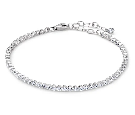 Silbernes Armband mit kleinen klaren Steinen auf weißem Hintergrund.