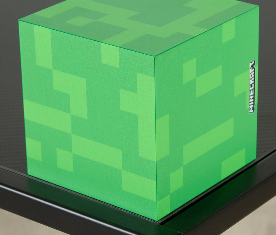 Grüne MINECRAFT LED Dekoleuchte, Creeper, auf einem schwarzen Tisch.