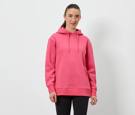 Frau trägt einen rosa Hoodie und schwarze Leggings.