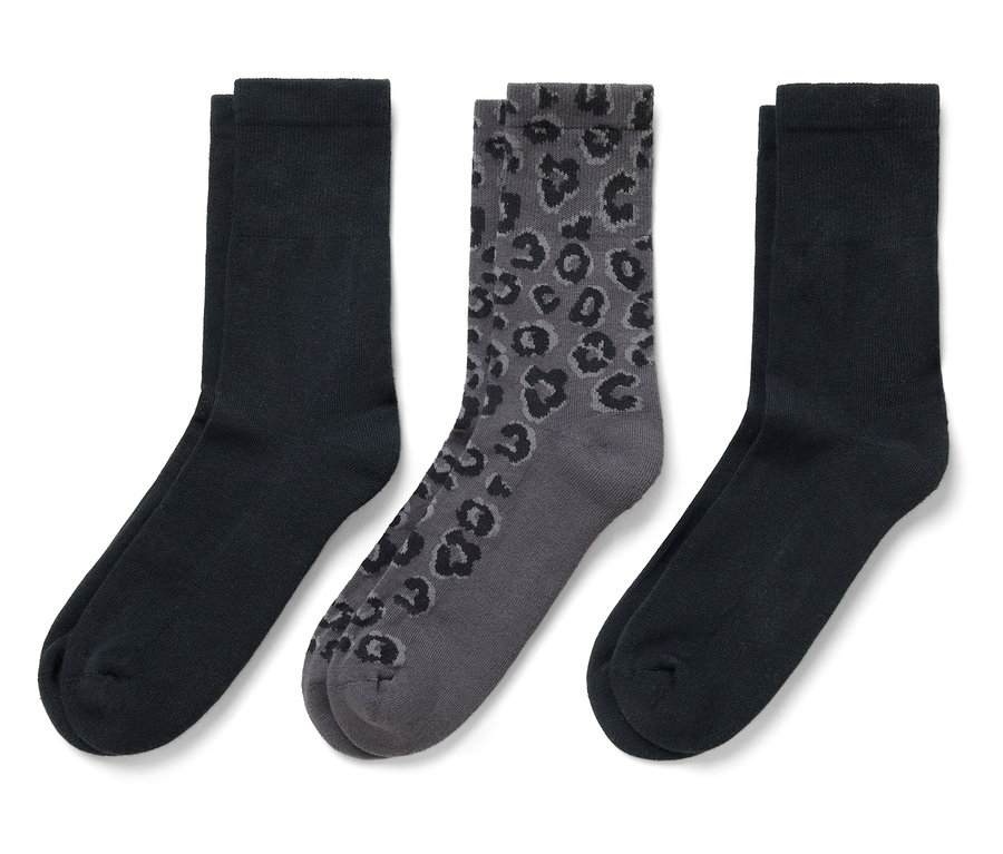 Drei Paar Socken: zwei schwarze und ein graues mit Leopardenmuster.
