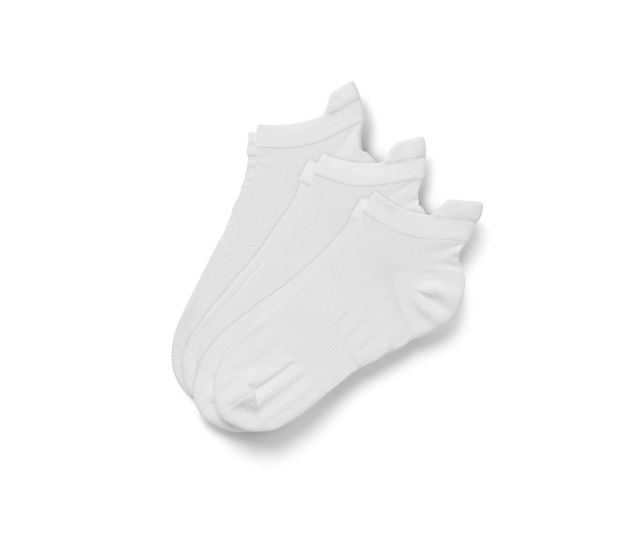 Drei Paar weiße Funktions-Sportsocken liegen übereinander.