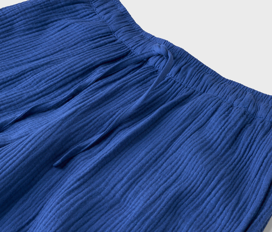 Nahaufnahme einer blauen Stoffhose mit Kordelzug.