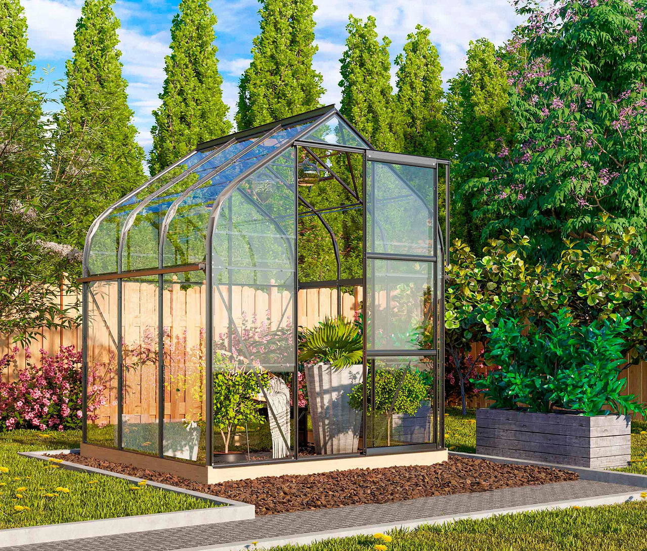 Das Vitavia Gewächshaus Orion ESG 3,8 m² inkl. Rahmenfundament steht im Garten neben einem Holzzaun und Bäumen.