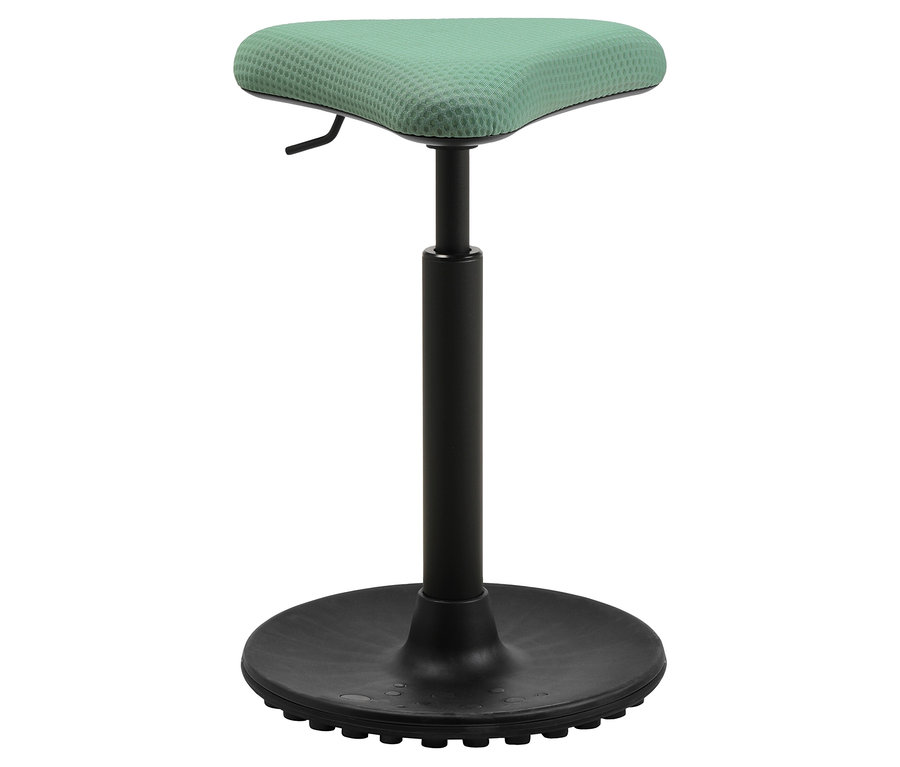 Ein grüner Sattelstuhl mit schwarzem Gestell vor einem weißen Hintergrund.