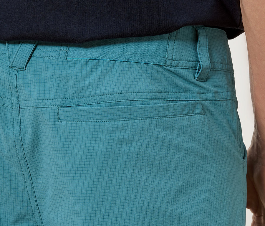 Nahaufnahme der Rückseite einer türkisfarbenen Hose mit Taschen.