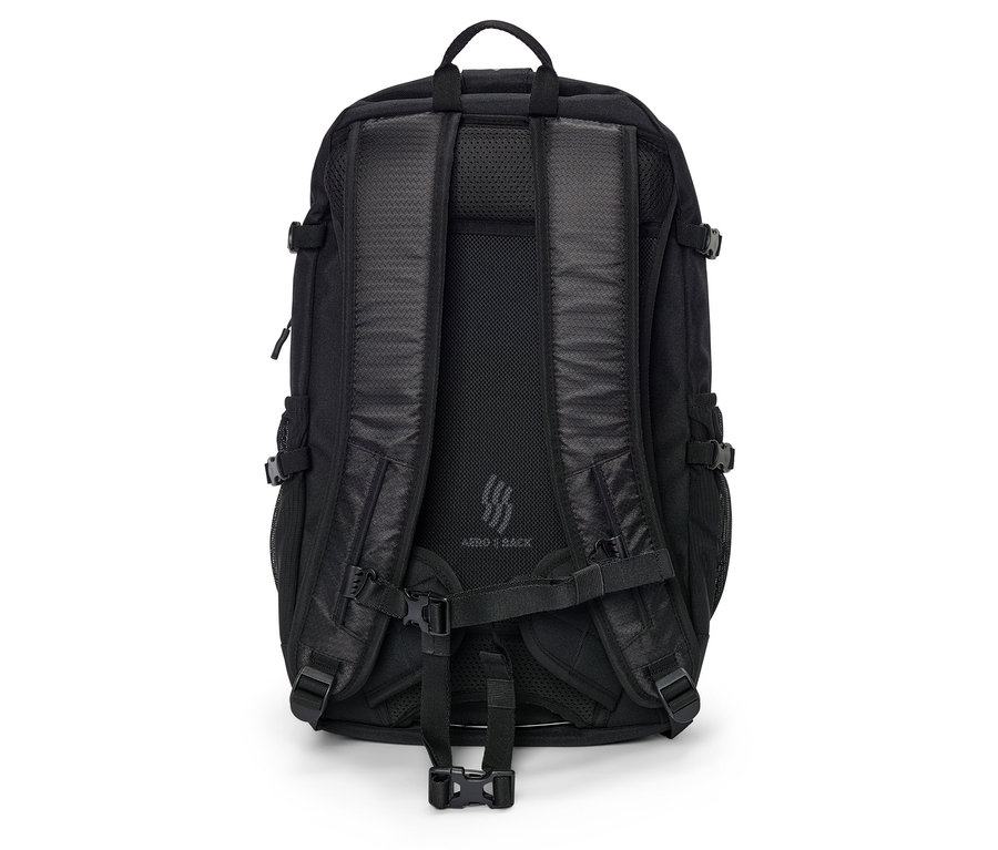 Schwarzer Rucksack von hinten.