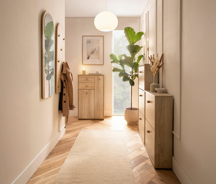 Flur mit »Flora« Highboard, Spiegel, Garderobe, Teppich, Pflanze und Deko.