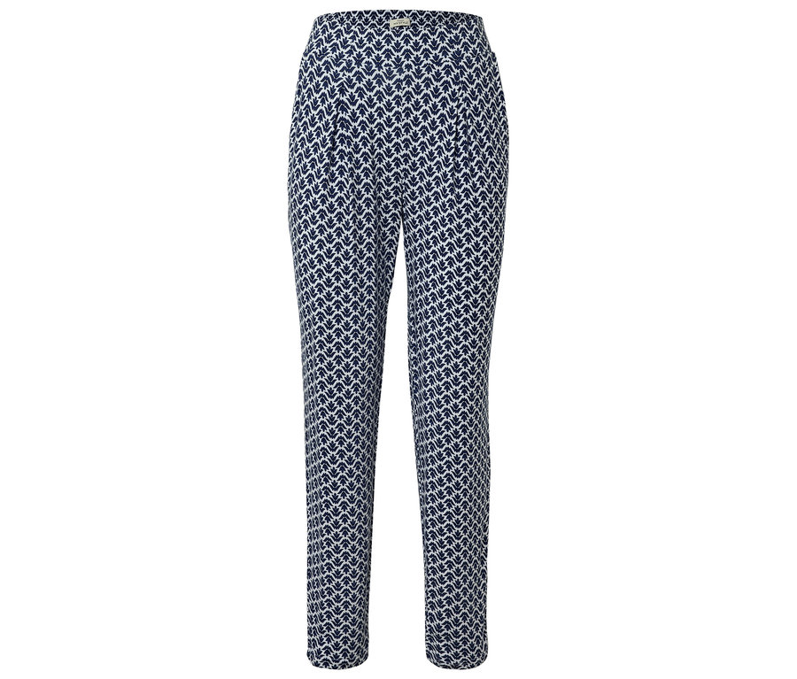 Blaue Hose mit weißem Muster.