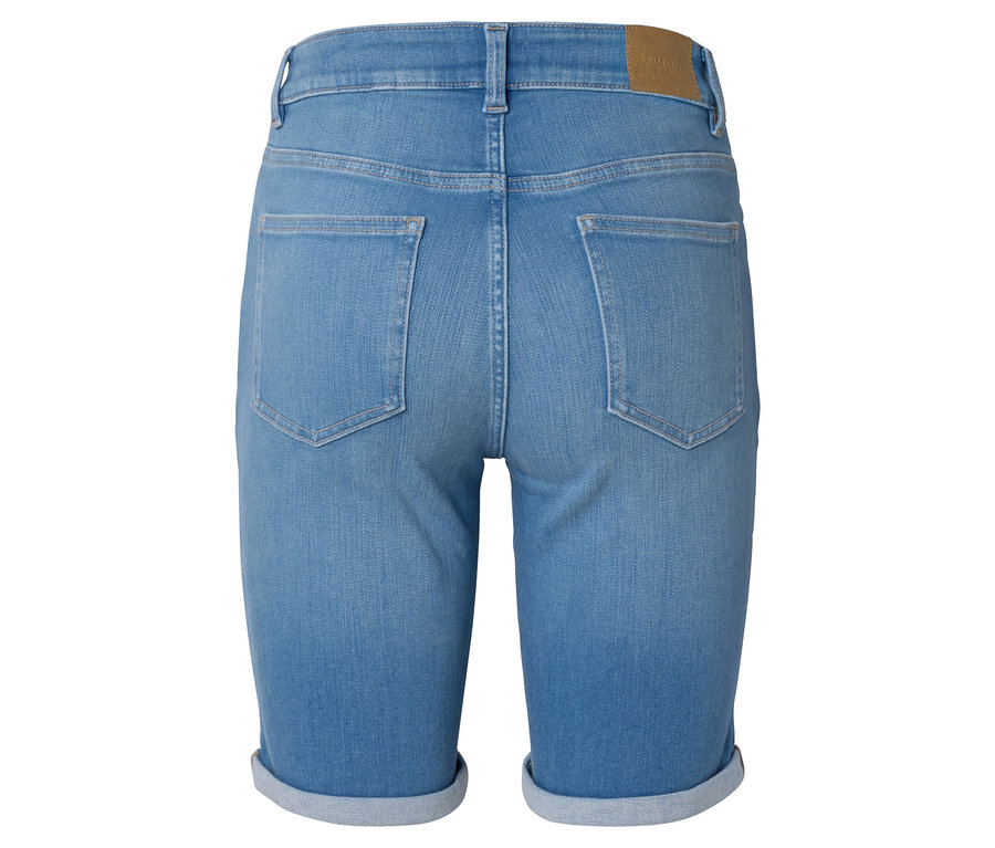 Nahaufnahme der Rückseite von hellblauen Jeans-Bermuda-Shorts mit hochgekrempeltem Saum.