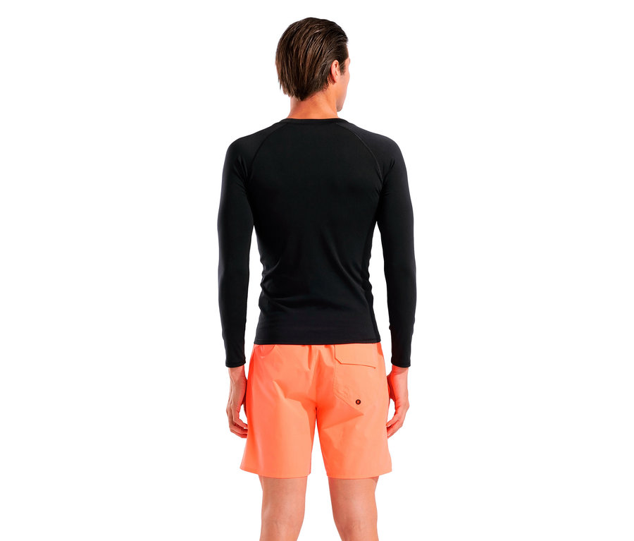 Rückansicht eines Mannes mit einem schwarzen, langärmeligen Hemd und einer orangefarbenen Badehose.