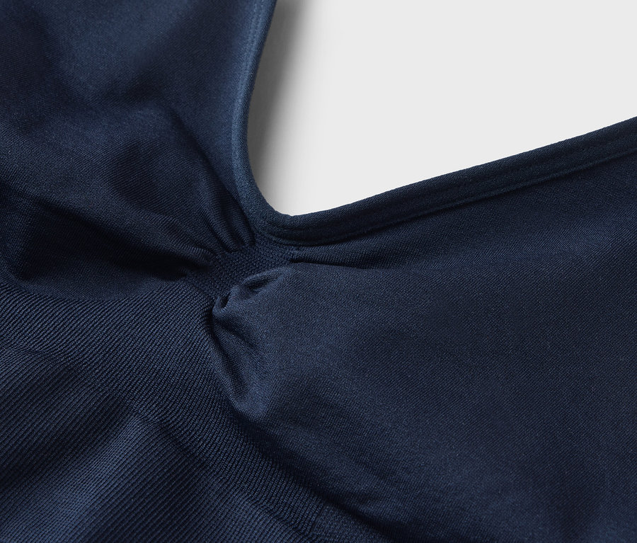 Detailansicht eines marineblauen Stoffes, möglicherweise von einem Kleidungsstück.