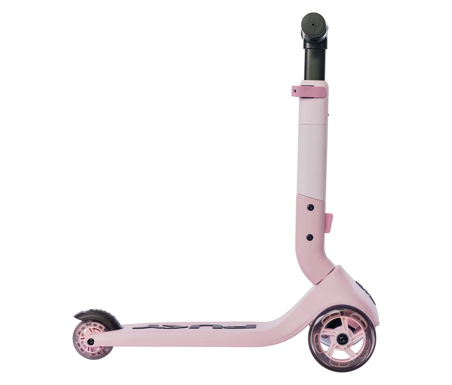 Der PUKY Roller PUSH ist rosa und weiß. Er hat drei Räder und einen schwarzen Griff.
