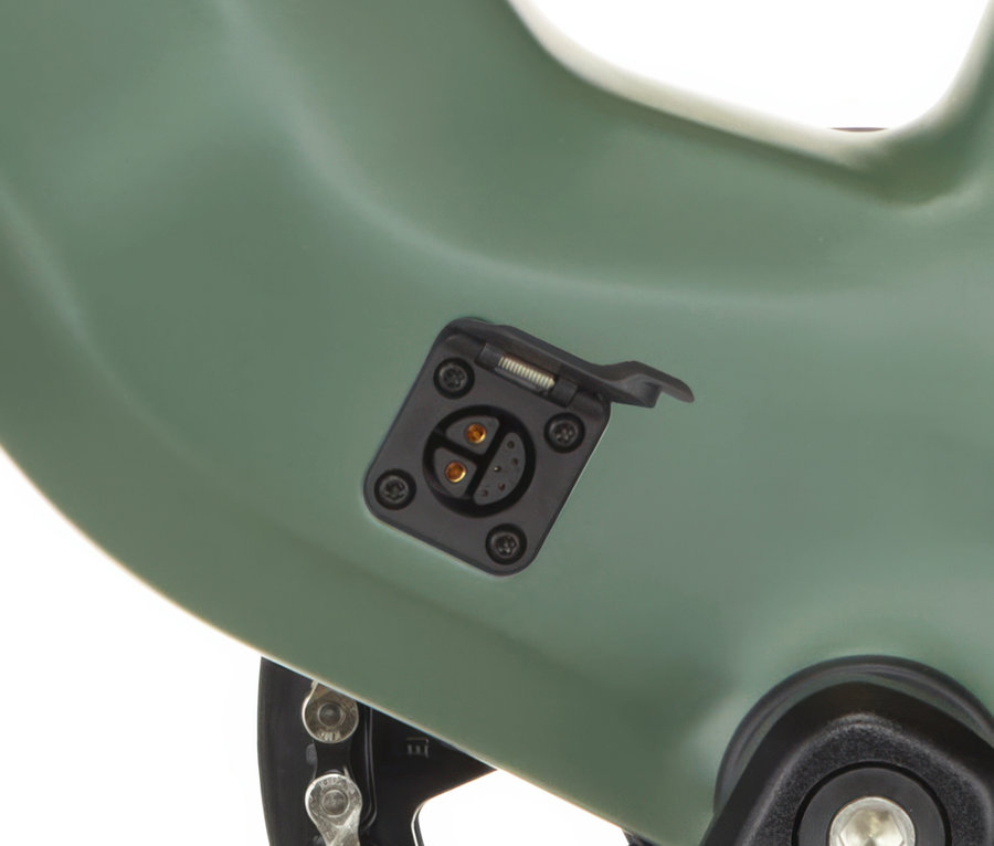 Nahaufnahme des Ladeanschlusses und der Kette eines grünen FISCHER MTB E-Bike MONTIS MOVE 01 474 D.