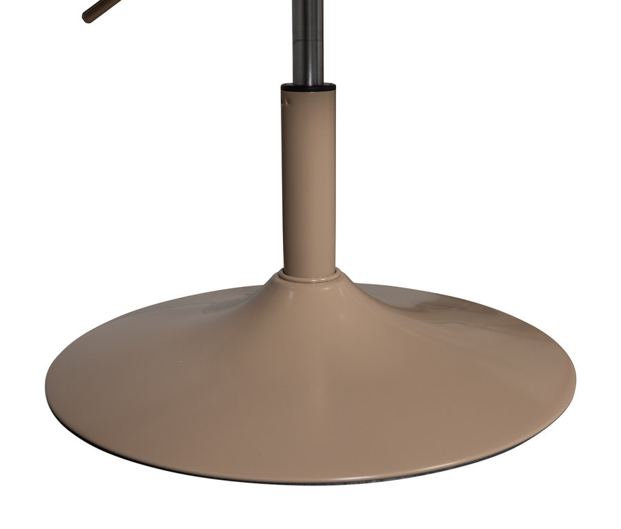 Detailaufnahme vom Fußkreuz des höhenverstellbaren Woood »Marten« Esszimmerstuhls in Beige.