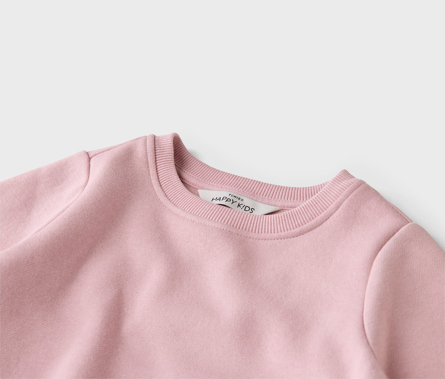 Detailansicht eines rosafarbenen Pullovers von Tchibo Happy Kids mit geripptem Rundhalsausschnitt.