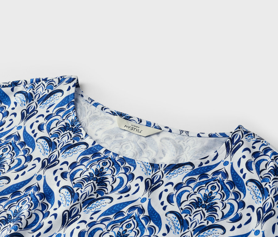 Nahaufnahme eines Oberteils mit blau-weißem Muster.