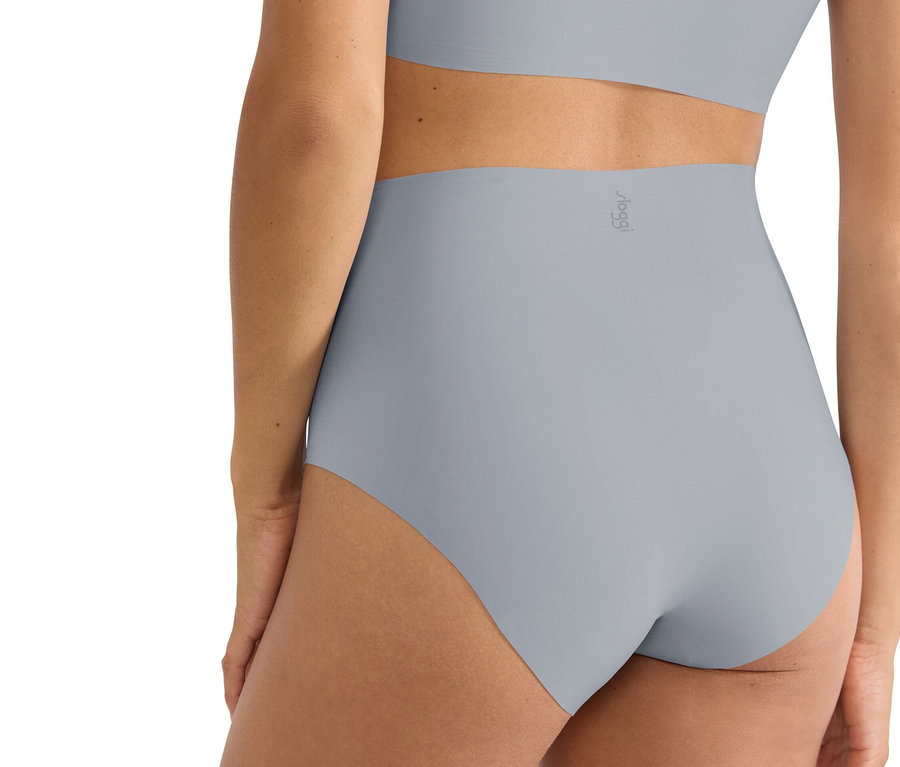 Rückansicht einer Frau, die graue, hochtaillierte Slips und ein dazu passendes graues Bralette trägt.