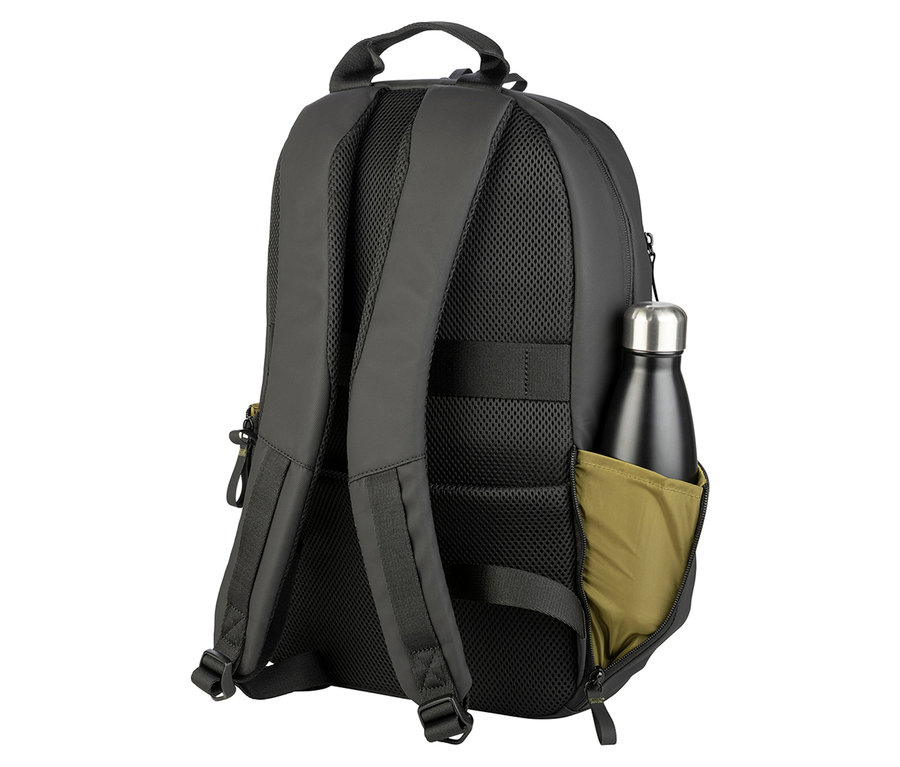 Nahaufnahme eines schwarzen Rucksacks mit einer schwarzen Wasserflasche in einer olivgrünen Seitentasche.