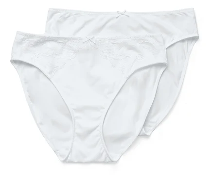 Zwei weiße Slips liegen übereinander, der vordere Slip hat eine Spitzenbordüre.