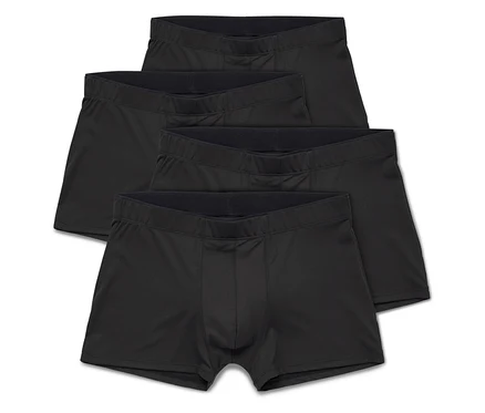 Drei schwarze Herren Boxershorts liegen übereinander auf einem weißen Hintergrund.