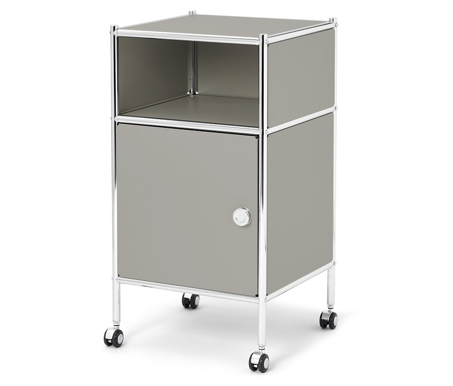 Ein grauer Nachttisch mit einer Tür und Rollen.